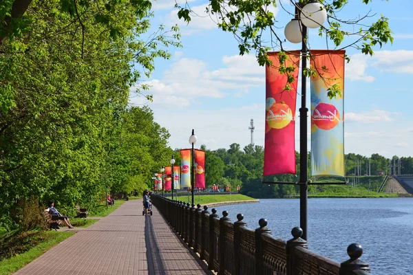 Khimki, Rusia - 30 de mayo de 2017. Vista del Canal de Moscú y el Eco Shore Park — Foto de Stock