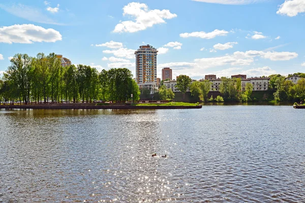 Pohled na město Khimki ze strany moskevský kanál. Rusko. — Stock fotografie