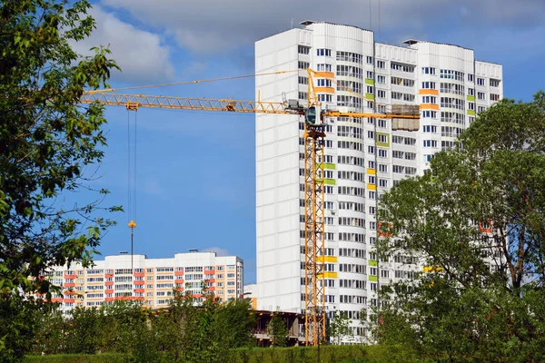 Bau von Wohnhäusern in der Nähe eines Parks in Moskau, Russland — Stockfoto