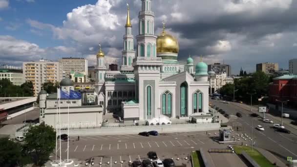 Moskou, Rusland - juli 21.2017. Uitzicht op de kathedraal moskee in de wijk Meshchansky. — Stockvideo