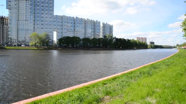 Khimki, Russia - 30 maggio 2017. Complesso residenziale Mayak su una riva del canale di Mosca — Video Stock