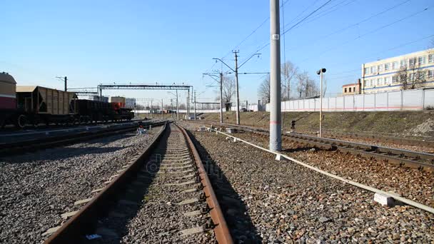 Moskou, Rusland - April 01.2017. Toegang railroad tracks van Riga treinstation — Stockvideo