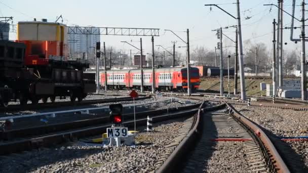 Moskou, Rusland - April 01.2017. Toegang railroad tracks van Riga treinstation — Stockvideo