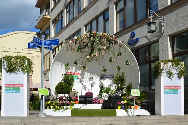 Moskova, Rusya - Mayıs 06. 2017. boş festival acappella Moskova bahar sokak Kuznetsk Köprüsü'nde sahnede