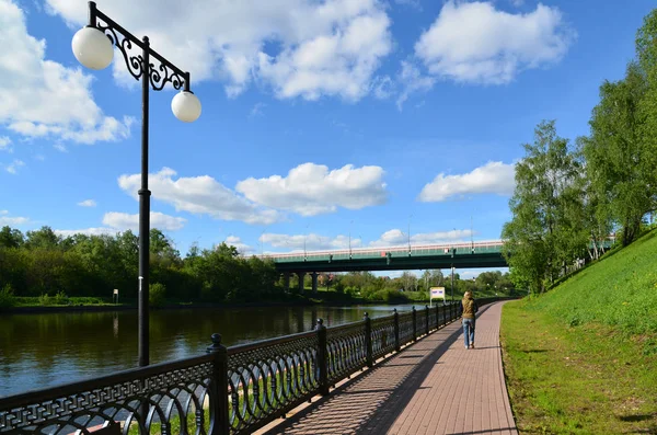 Embankment of Moscow Canal em Khimki, Rússia — Fotografia de Stock