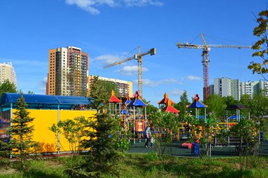 Khimki, Rusya Federasyonu - 30.2017 olabilir. Çocuk arka plan yapım aşamasında Park Eko kıyı üzerinde karmaşık oyun