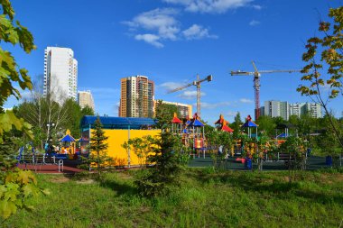 Khimki, Rusya Federasyonu - 30.2017 olabilir. Çocuk arka plan yapım aşamasında Park Eko kıyı üzerinde karmaşık oyun