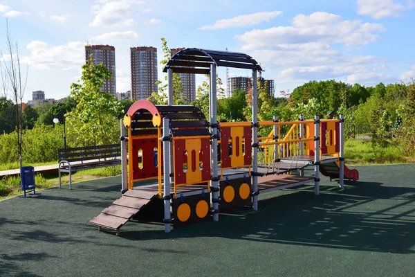 Khimki, Russie - 30 mai 2017. Les enfants jouent complexe sous forme de locomotive dans le parc Eco shore — Photo