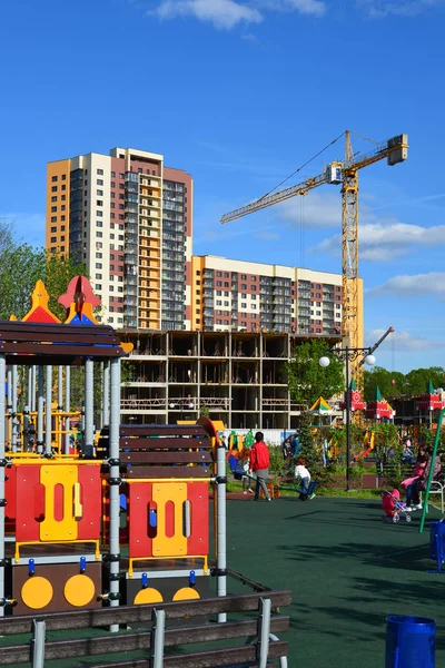 Khimki, Oroszország - is 30.2017. Childrens játszani komplex háttérben park shore öko építés alatt — Stock Fotó
