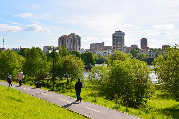 ヒムキ, ロシア連邦 - は、30.2017 可能性があります。環境に優しい Levoberezhny 地区. — ストック写真