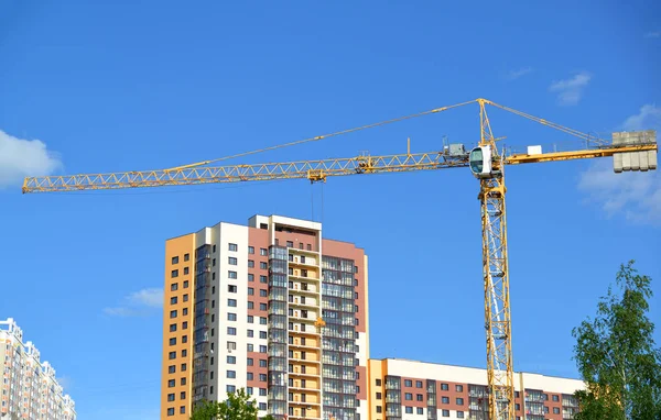 Byggandet av ett Flervånings bostadshus — Stockfoto