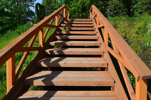 Wooden stairs in public Eco Shore Park in Khimki, Russia — Stock Photo, Image