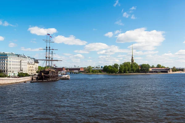 St. Petersburg, Russia - June 03. 2017. Restaurant in sailboat Flying Dutchman about Mytninskaya Embankment — Stock Photo, Image