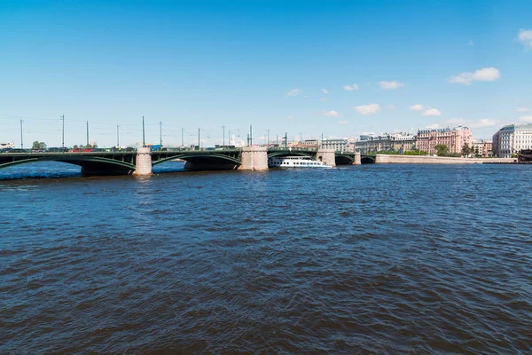 St. petersburg, russland - juni 03. 2017. Ansicht der Palastbrücke von der Newa aus — Stockfoto