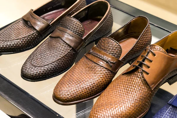 Erkek deri yaz Ayakkabı mağazasında