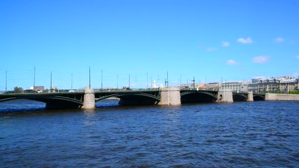 St. Petersburg, Rusland - 04 juni. 2017. weergave van Palace Bridge van de rivier de Neva — Stockvideo