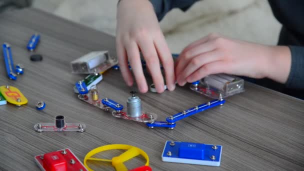 Gyermek végez fizikai kísérletek a fény és a mozgás, a tervező — Stock videók