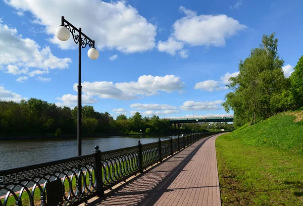 Embankment del Canal de Moscú en Khimki, Rusia —  Fotos de Stock