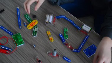 Çocuk ışık Tasarımcısı ile fiziksel deneyler yapar