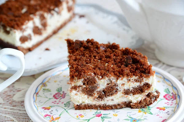 Pedaço de bolo caseiro com creme azedo — Fotografia de Stock