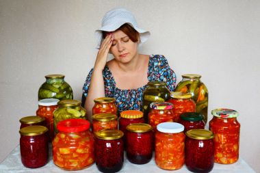 Baş ağrısı ile üzgün kadın ile ev yapımı reçelleri oturur