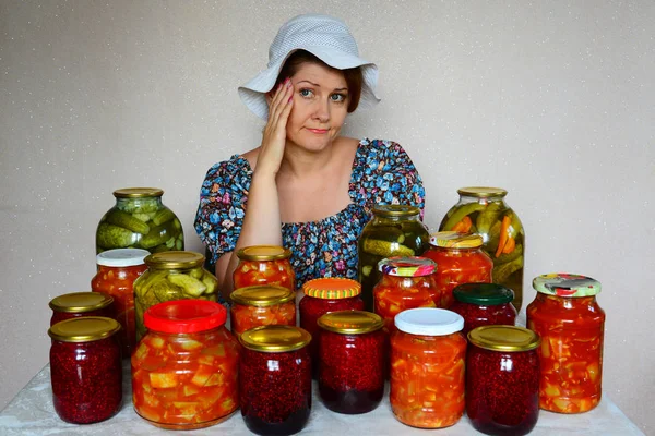 Üzgün kadın ile ev yapımı reçelleri oturur