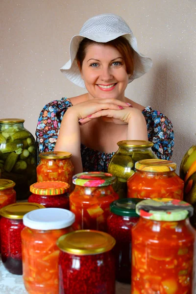 Ev yapımı konserve gıda ile neşeli ev kadını — Stok fotoğraf