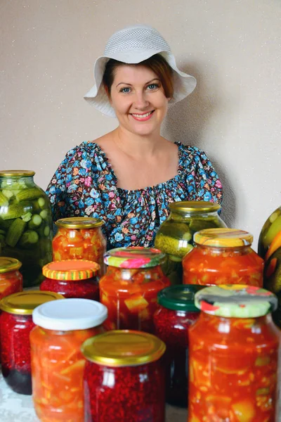 Dona de casa alegre com comida caseira enlatada — Fotografia de Stock