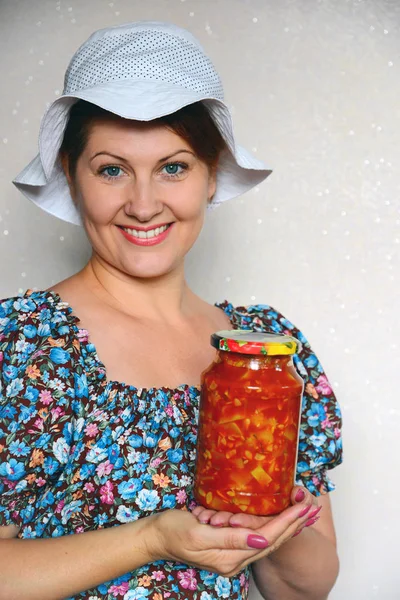 Frau hält ein Glas Dosengemüse mit Zucchini in der Hand — Stockfoto