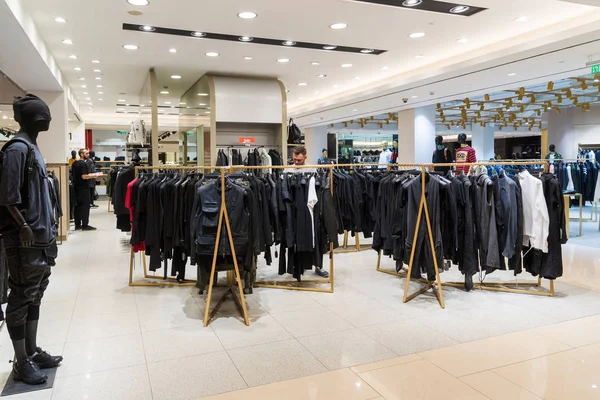 Moskova, Rusya - Temmuz 25.2017. Erkek giyim mağaza Tsum