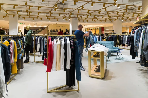 Moscou, Rússia - 25 de julho de 2017. Roupas masculinas na loja TSUM — Fotografia de Stock