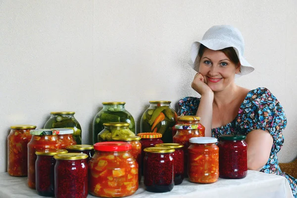 微笑的家庭主妇与自制的罐头食品 — 图库照片