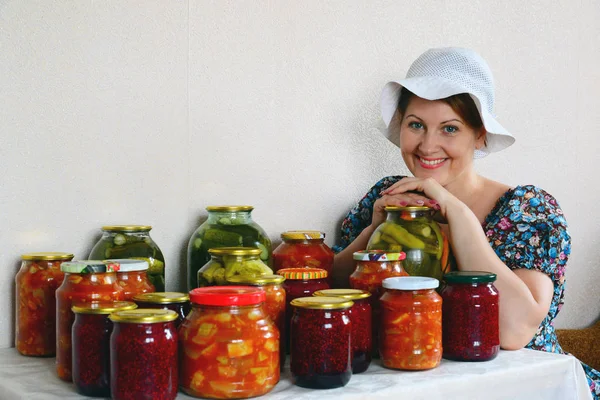 Sorrindo dona de casa com comida caseira enlatada — Fotografia de Stock