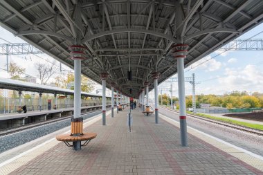 Moskova, Rusya - Ekim 01.2016. Likhobory - Moskova Merkezi yüzük istasyonda yolcu platformu