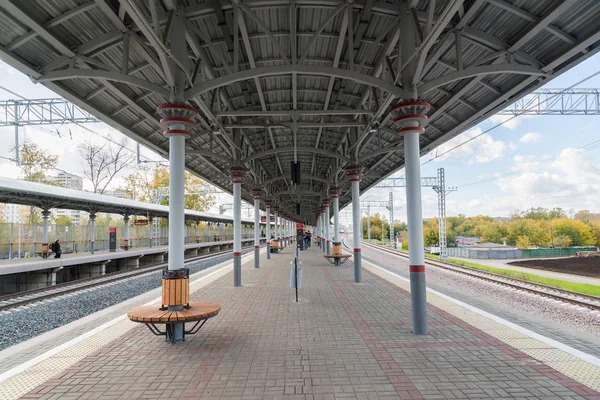 Mosca, Russia - ottobre 01.2016. Piattaforma passeggeri su Likhobory - stazione su anello centrale di Mosca — Foto Stock