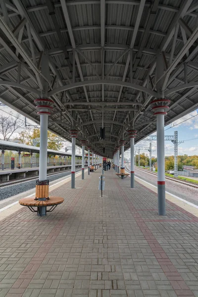 Moskova, Rusya - Ekim 01.2016. Likhobory - Moskova Merkezi yüzük istasyonda yolcu platformu