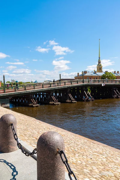 St. Petersburg, Russia - June 04.2017. Wooden pedestrian Kronverksky bridge — Stock Photo, Image
