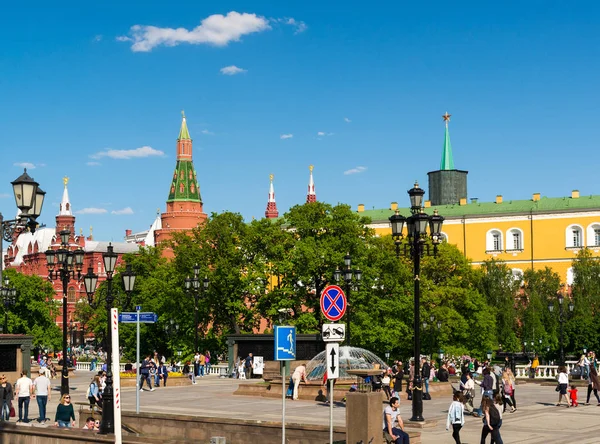 Moscow, Rusya Federasyonu - 14 Mayıs. 2016. Manezhnaya Meydanı'na Kremlin görünümünü