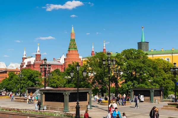 Moscow, Russia - May 14. 2016. View of Kremlin from the Manezhnaya Square — Stock Photo, Image