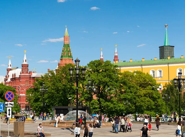 Moscow, Rusya Federasyonu - 14 Mayıs. 2016. Manezhnaya Meydanı'na Kremlin görünümünü