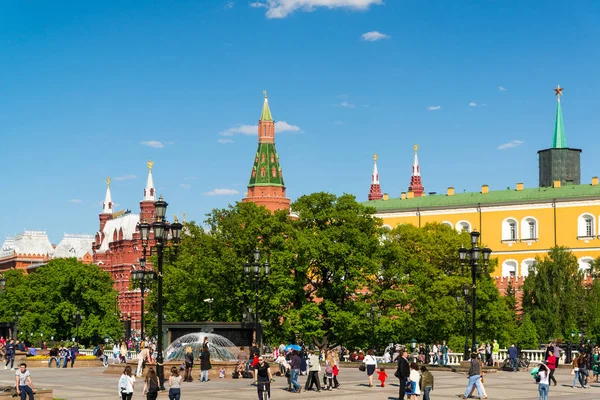 Moscow, Rusya Federasyonu - 14 Mayıs. 2016. Manezhnaya Meydanı'na Kremlin görünümünü