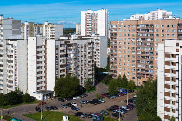 Москва, Россия - 20 сентября. 2017 год. Многоэтажные жилые дома и парковка в Зеленоградском административном районе
