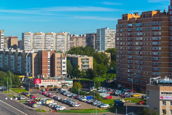 Moscú, Rusia - 20 de septiembre. 2017. Edificios residenciales y estacionamiento en el distrito administrativo de Zelenograd — Foto de Stock