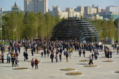 Moskova, Rusya - Eylül 23. 2017. bilgi köşk ve Zaryadye parka giriş görünümünü.