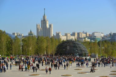 Moskova, Rusya - Eylül 23. 2017. bilgi köşk ve Zaryadye parka giriş görünümünü.