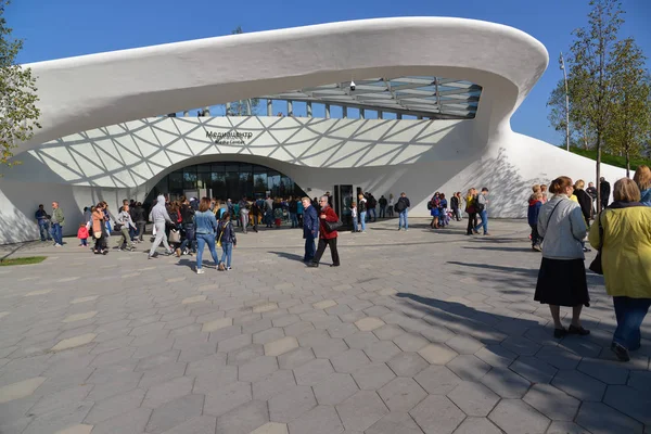 Moskova, Rusya - Eylül 23. 2017. Zaryadye - doğa ve manzara Parkı. Media Center