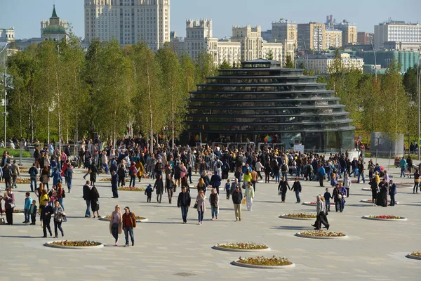 Moskova, Rusya - Eylül 23. 2017. bilgi köşk ve Zaryadye parka giriş görünümünü.