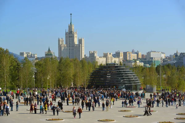 Moskova, Rusya - Eylül 23. 2017. bilgi köşk ve Zaryadye parka giriş görünümünü.