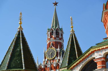 Spassky Kulesi ve kubbeleri St Basils Katedrali, Moskova, Rusya.