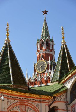 Spassky Kulesi ve kubbeleri St Basils Katedrali, Moskova, Rusya.